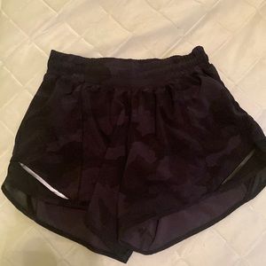 Lululemon black camo size 4, 4 inch